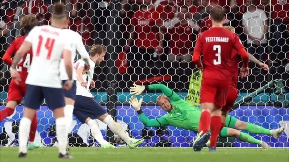 El golero danés Kasper Schmeichel fue perturbado con un láser en el penal de Inglaterra