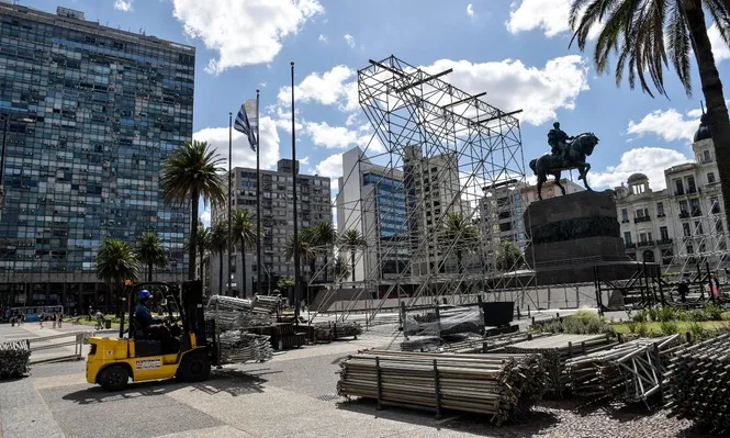 Así se prepara el escenario en Plaza Independencia para la asunción de Luis Lacalle Pou