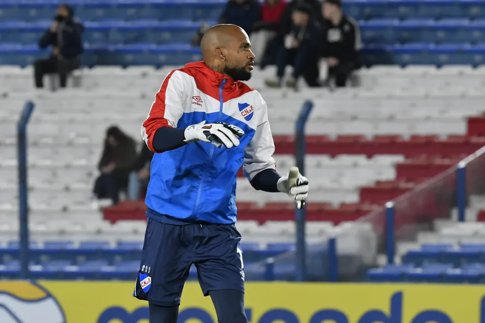 Luis Mejía calienta antes de Nacional ante Atlético Nacional por Copa Libertadores