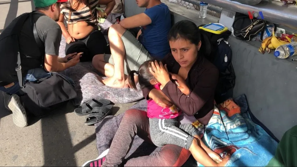 Los choferes de los micros enviados por Texas antes del vuelo del domingo dejaban a los migrantes en suburbios cercanos a Chicago y les entregaban boletos de tren o subte para llegar al centro.