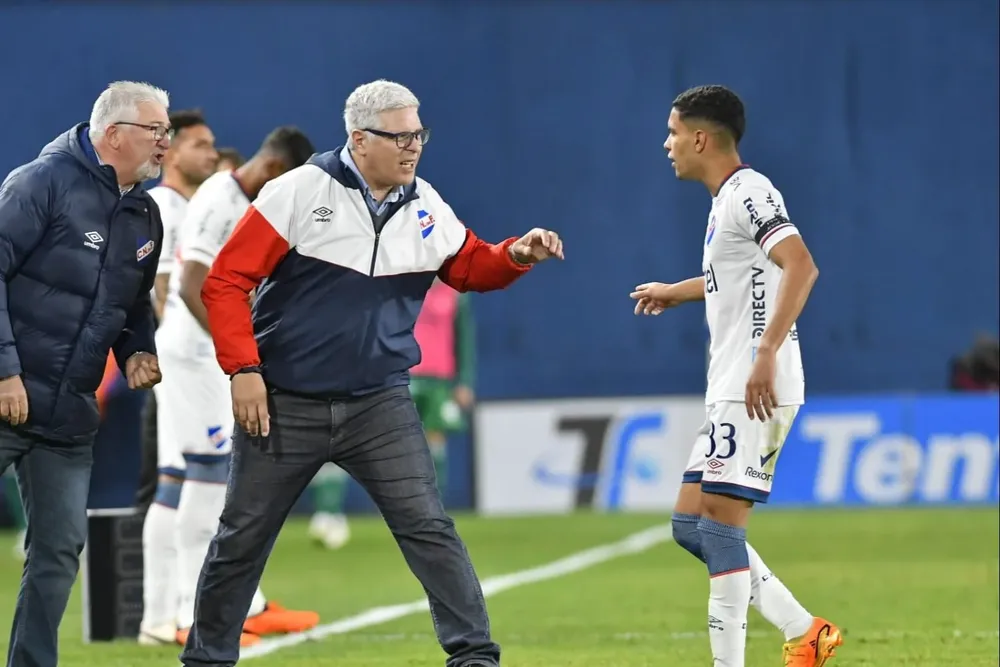 Álvaro Gutiérrez habla con Rodrigo Chagas en el partido entre Nacional y Plaza Colonia