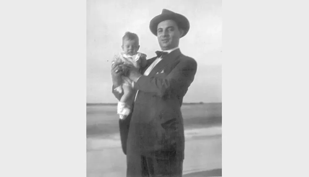 Luis Batlle con su hijo Jorge en brazos