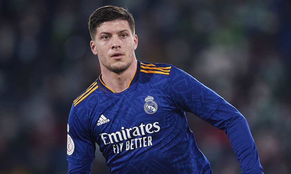 El Oviedo se queda sin Luka Jovic: el delantero firmó con el AEK de Atenas.