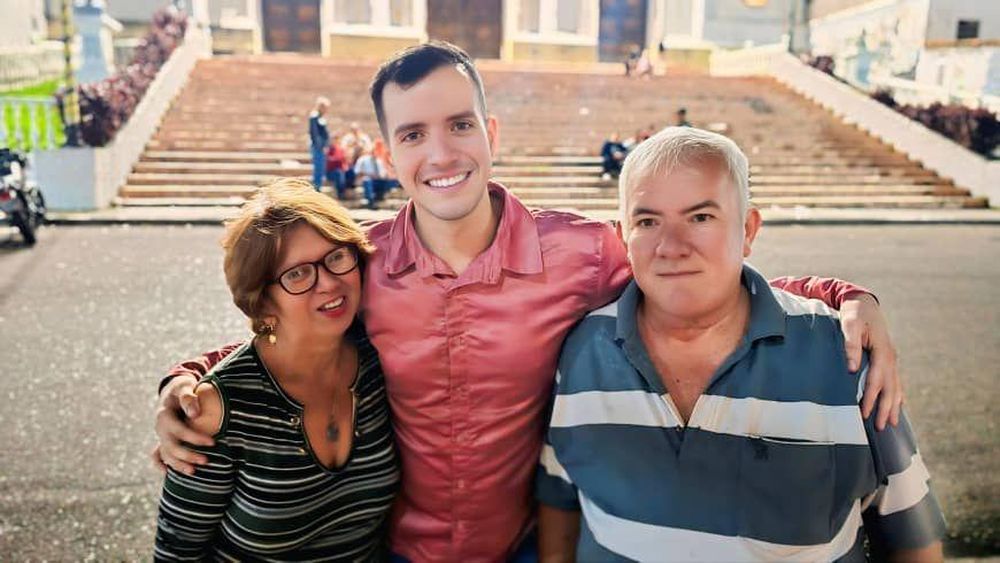 Andry Hernández posa abrazado a sus padres en Venezuela.