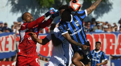 Luis Mejía llega antes que Abel Hernández para impedir el cabezazo del delantero de Liverpool