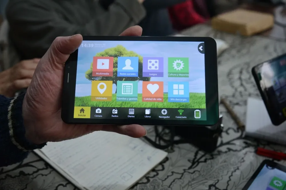 Adultos pueden jugar con la tablet del Plan Ibirapitá.