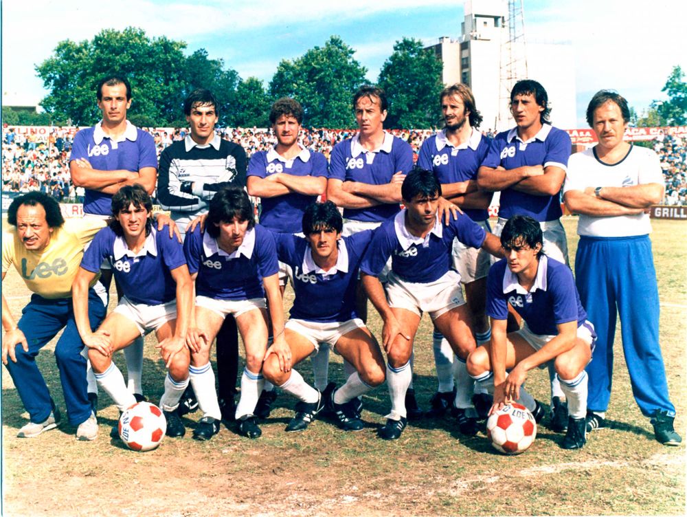 Defensor campeón en1987: arriba, Miguel Falero, Héctor Tuja, Luis Cabrera, Juan Ahuntchain, Heber Silva Cantera y Óscar Aguirregaray; abajo, Sergio Martínez, Gerardo Miranda, Servando Vecino, Eliseo Rivero y Carlos Larrañaga