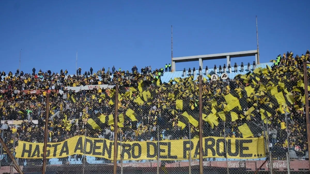Se archivó la denuncia por la bandera que colgaron hinchas de Peñarol