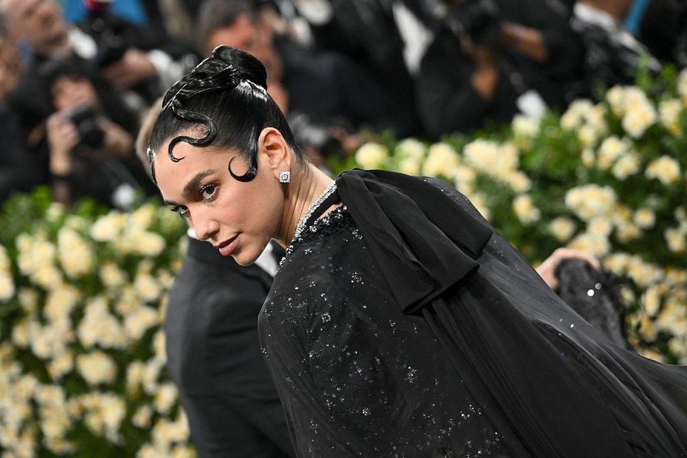 La cantante británica Dua Lipa asistió junto a su pareja, el actor Callum Turner.