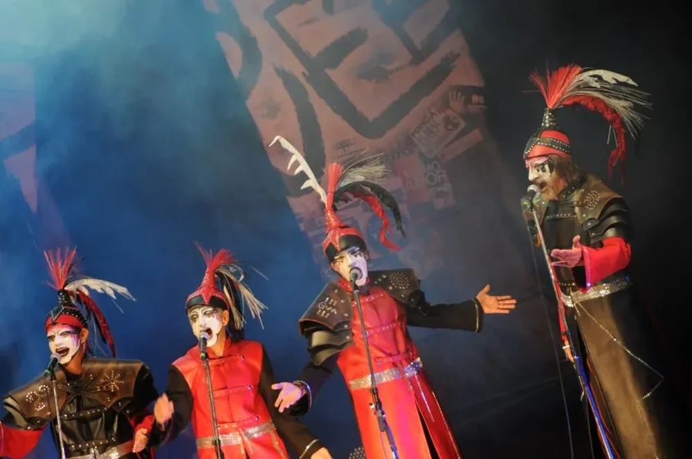 Raúl Castro (el primero desde la derecha del lector) con Falta y Resto en el Teatro de Verano.