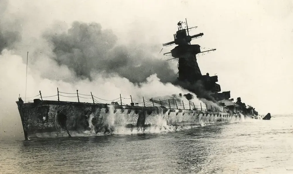 El Graf Spee ardió frente a Montevideo después de ser volado por su tripulació durante la Segunda Guerra Mundial