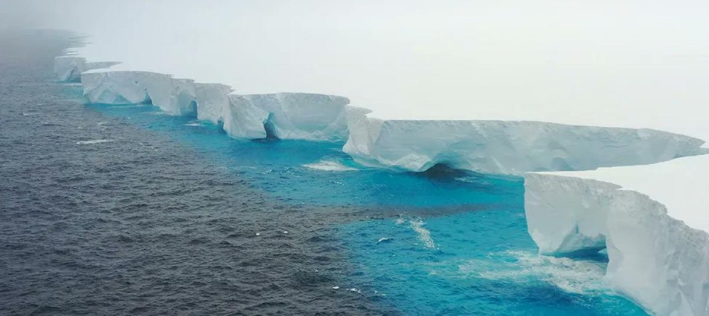 El A23, el iceberg más grande del mundo viaja con rumbo desconocido framentándose.