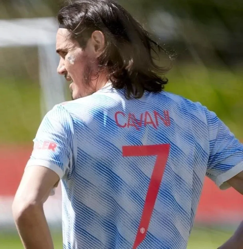 Edinson Cavani también fue modelo de la camiseta de visitante de Manchester United