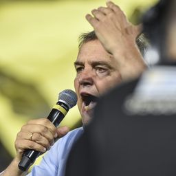 Diego Aguirre celebrando con los hinchas de Peñarol el título del Campeonato Uruguayo 2024 Diego Aguirre celebrando con los hinchas de Peñarol el título del Campeonato Uruguayo 2024