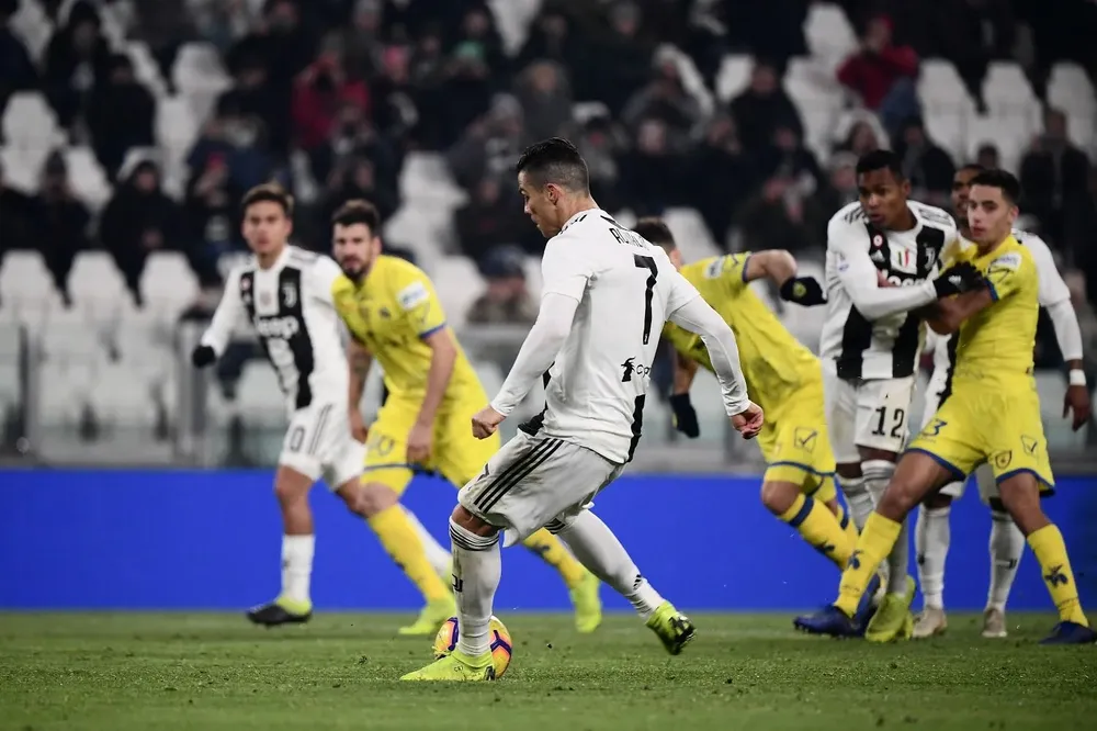 Cristiano patea y Sorrentino le tapará el remate