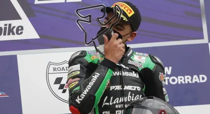 EL beso al trofeo
