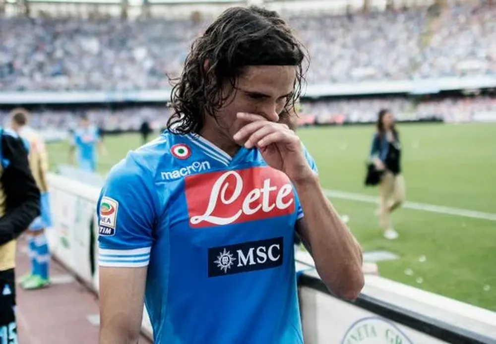 Cavani se retira emocionado tras jugar con Napoli el último partido de la temporada 2012-2013 de local