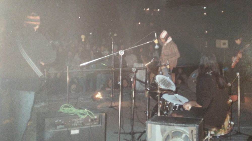 Cerrado por Duelo, la banda de Chamaco, tocando en el recital de 1994