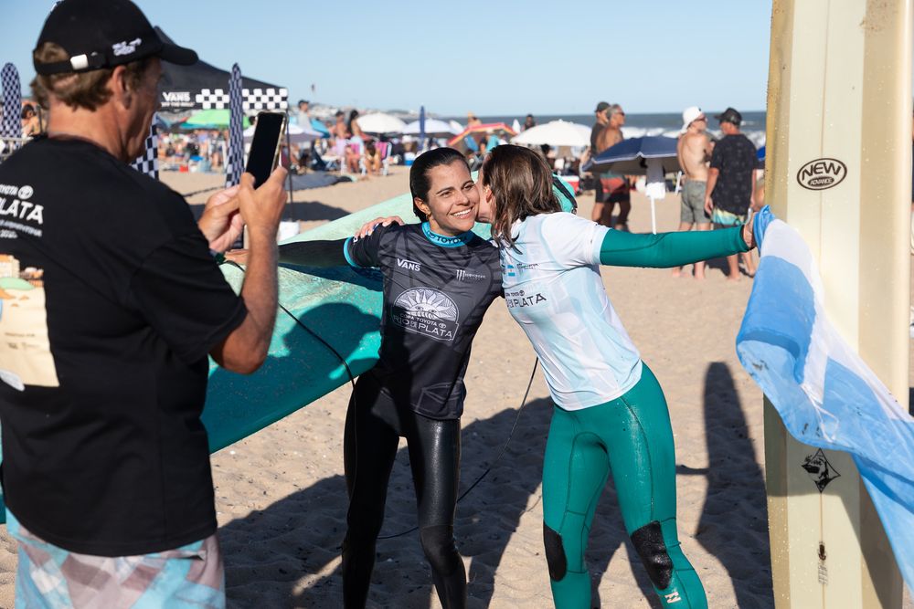 Camaradería uruguayo-argentina en la Copa Río de la Plata de surf