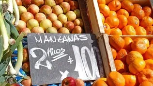 Hay una gran oferta de manzanas en el mercado.
