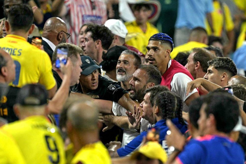 Otros jugadores, incluyendo Ronald Araújo (con el pelo tiñado de azul) participaron en la escaramuza.