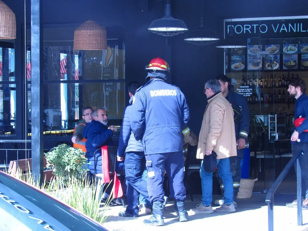 Autoridades del Punta Shopping y Bomberos conversan en un local cercano al Punta Shopping