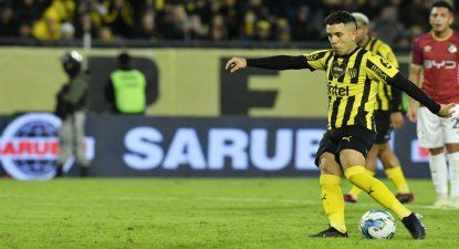 Leonardo Fernández convierte de penal en Peñarol vs Wanderers