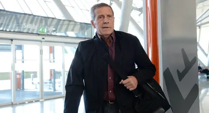 Óscar Washington Tabárez en el aeropuerto