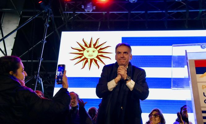 Yamandú Orsi luego de ganar la elección interna del Frente Amplio