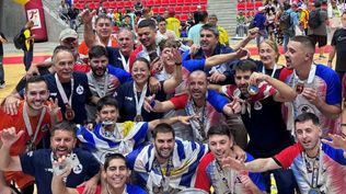 Albion festejó con la copa el Mundial de fútbol de salón que ganó en Colombia