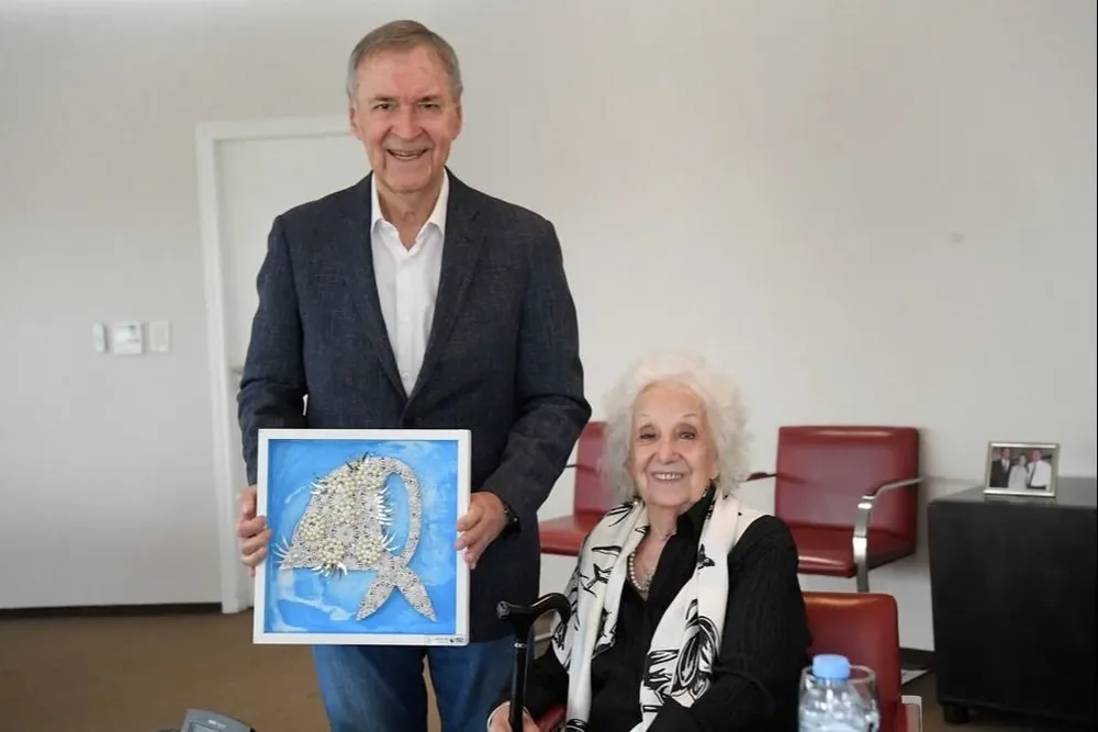 Juan Schiaretti junto a Estela de Carlotto