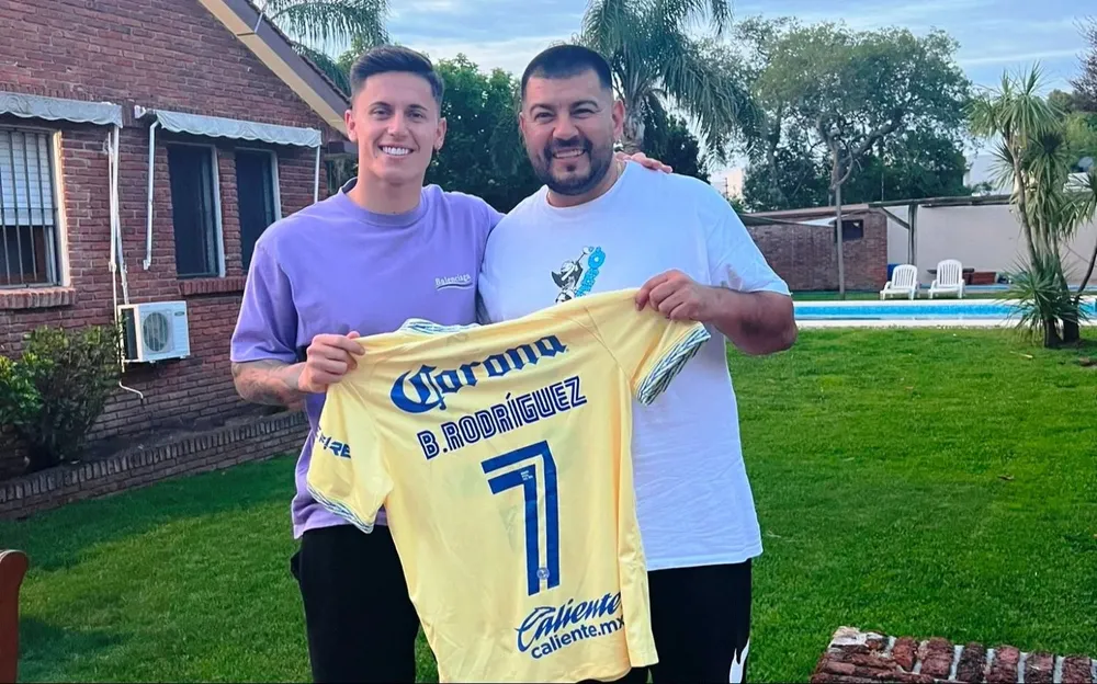 Lasalvia con Brian Rodríguez con la 7 de América