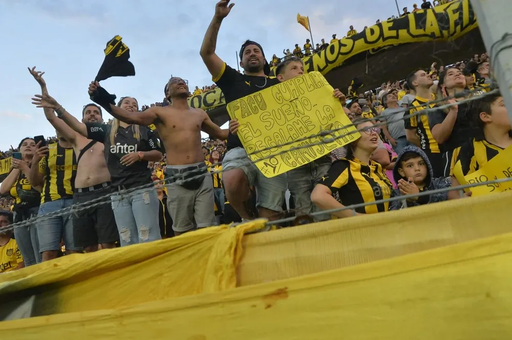 Los hinchas de Peñarol quieren su entrada para ver el partido en el que su equipo se puede consagrar campeón del Uruguayo