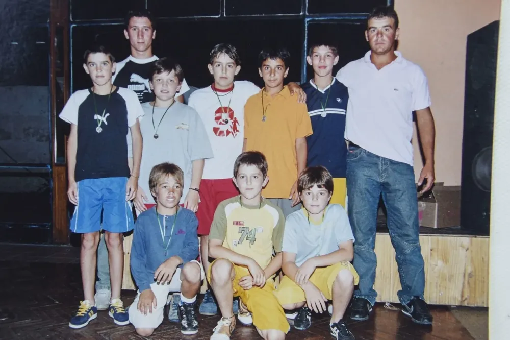 Con sus amigos