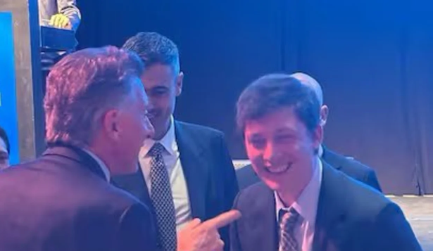 Mauricio Macri y Santiago Caputo se abrazaron durante la cena de la Fundación Libertad.
