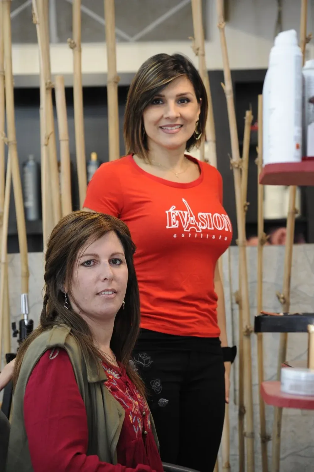 Daniela Busqué, estilista y directora de Evasión, y Camila, que usa protésis capilar