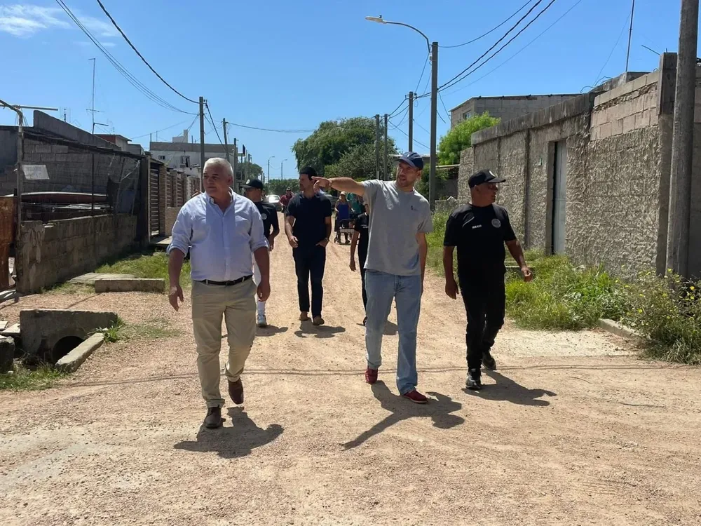 El ministro Lema de recorrida por barrio Ansina
