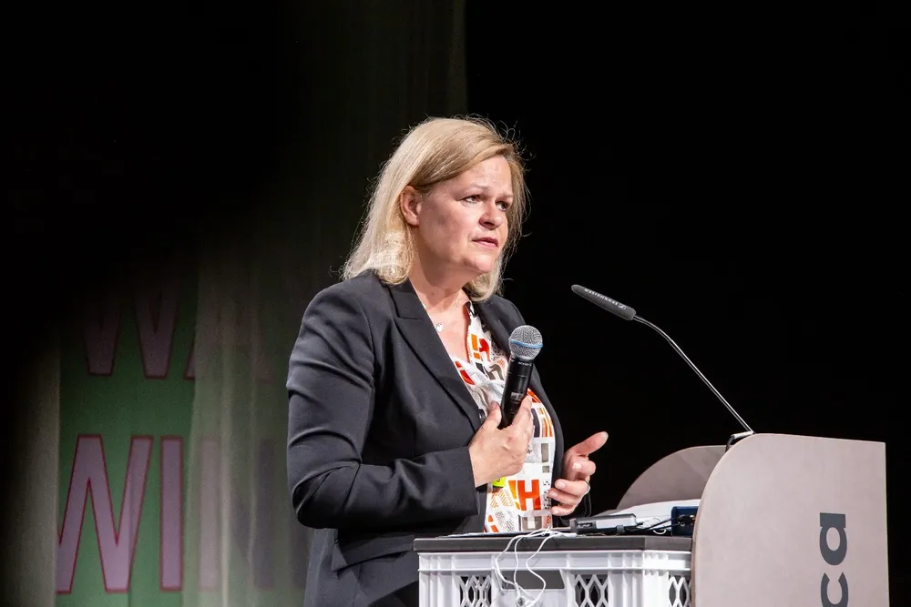 : La ministra de Interior de Alemania, Nancy Faeser propuso una legislación que agiliza el trámite de expulsión de migrantes irregulares.