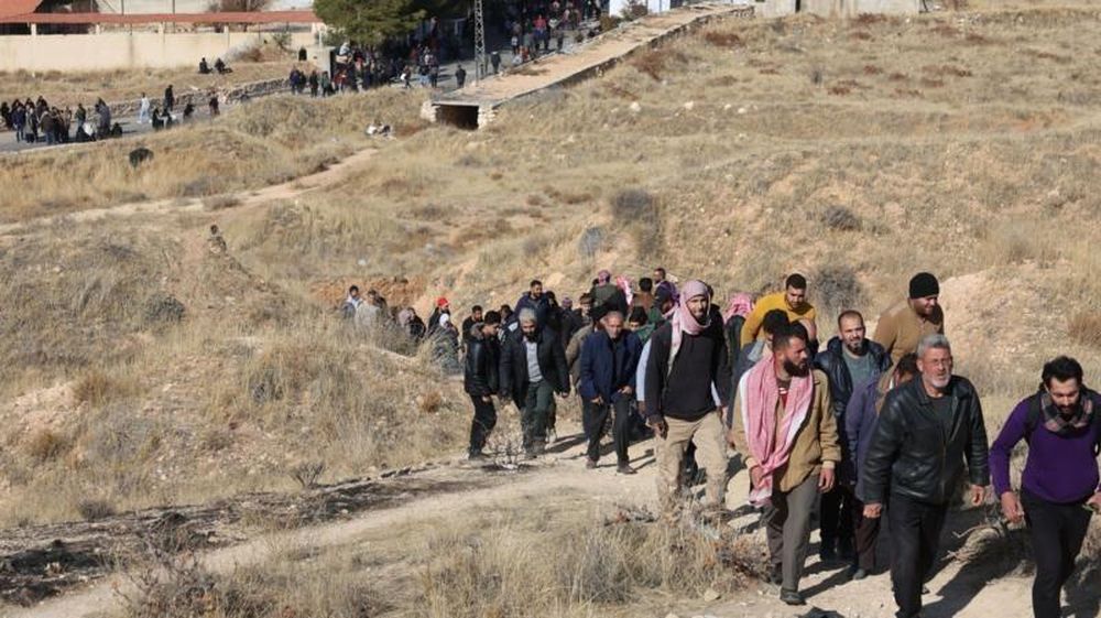 Este martes se vieron colas de personas caminando hacia la prisión de Sednaya.