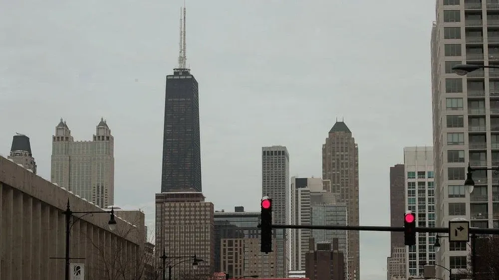El edificio Hancock (a la izquierda, con dos antenas grandes) es el cuarto rascacielos más alto de Chicago