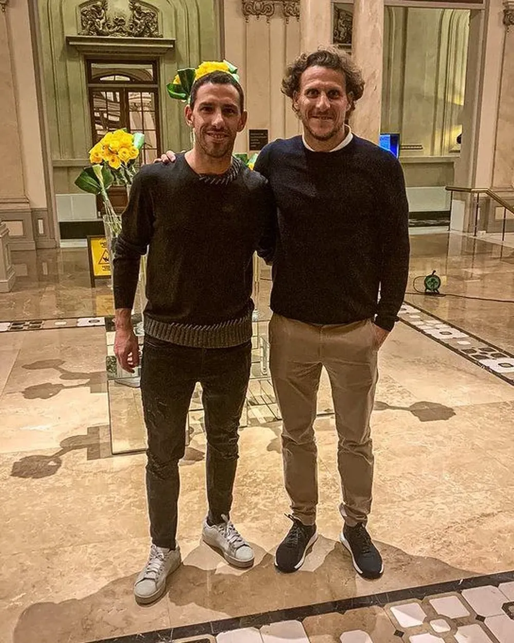 Diego Forlán y Maximiliano Rodríguez se encontraron en Montevideo