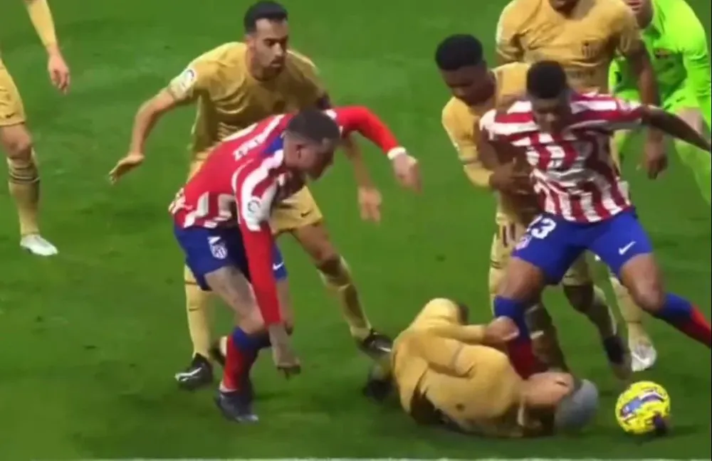 Ronald Araujo mete la cabeza para trancar