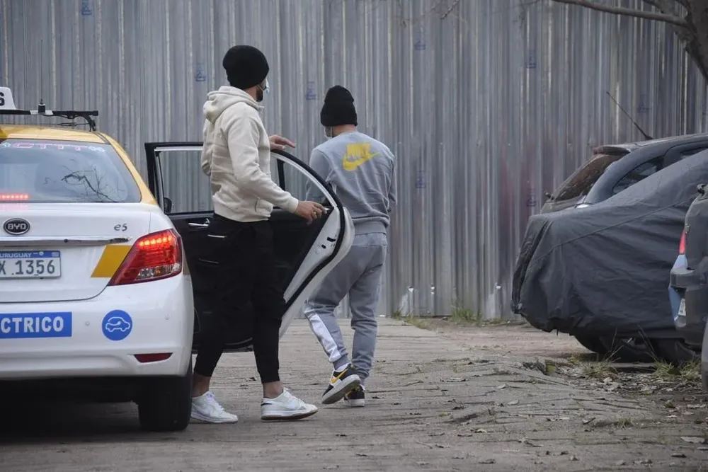 Viatri y Gargano llegaron a declarar en taxi, con sus cabezas cubiertas con gorros y tapabocas