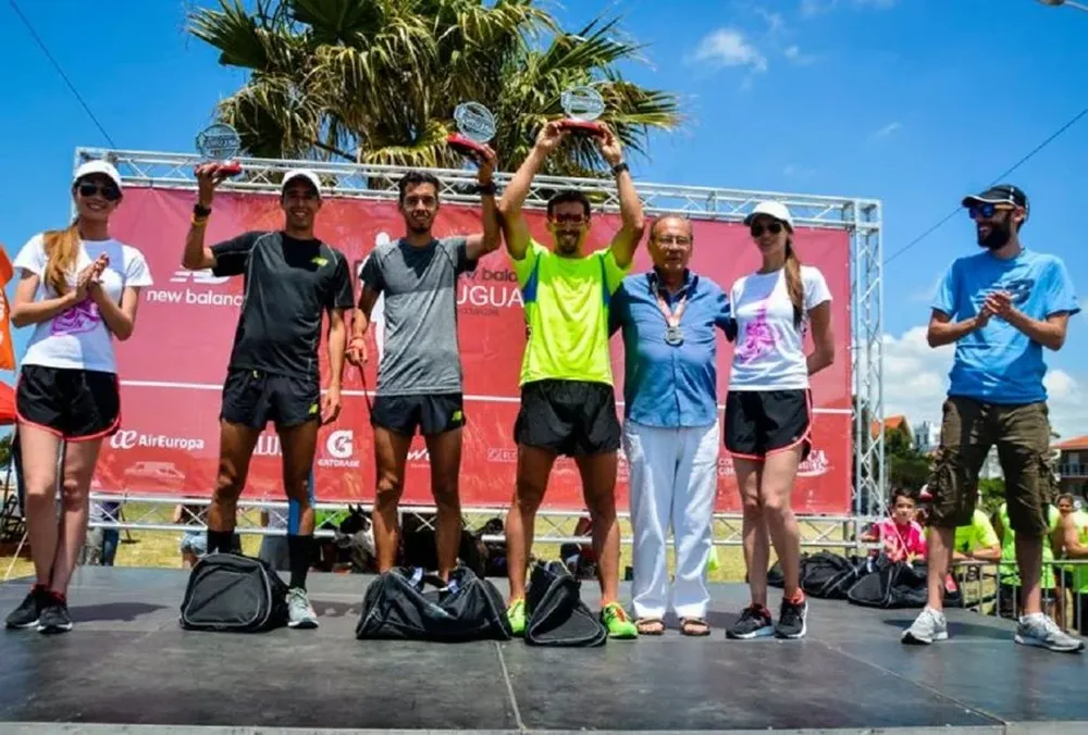 Los hermanos Cuestas y Martín Mañana en el podio