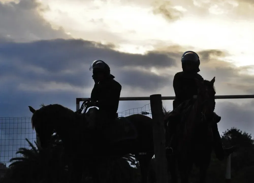 Policías de la Guardia Republicana controlan el ingreso de hinchas al Estadio Centenario, el domingo 11, en ocasión del clásico
