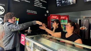 Milei visitó local de venta de empanadas donde ayer se refugió el influencer libertario agredido