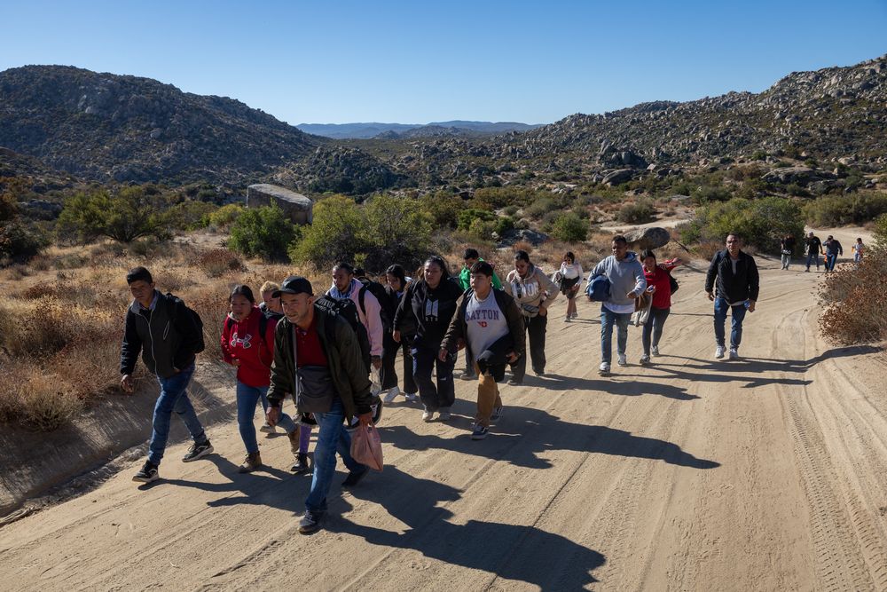 Inmigrantes colombianos caminan por el desierto de California después de cruzar la frontera con México