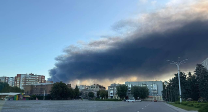 Una larga columna de humo fue vista Kremenchuk tras unos ataques del 19 de agosto.
