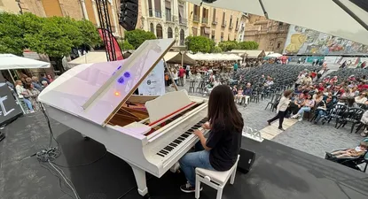 El piano que usaba Elton John en sus giras europeas resuena en la Plaza Belluga de Murcia.