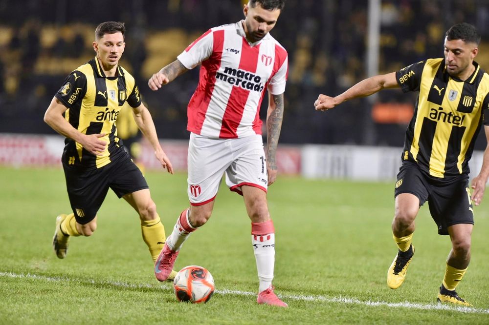 Maximiliano Silvera y Maximiliano Olivera juntos en Peñarol, marcando a Nicolás Schiappacasse